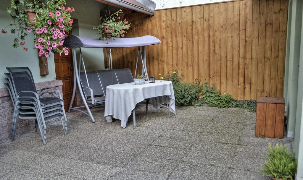 Apartman Namesti Hostinne Exterior photo