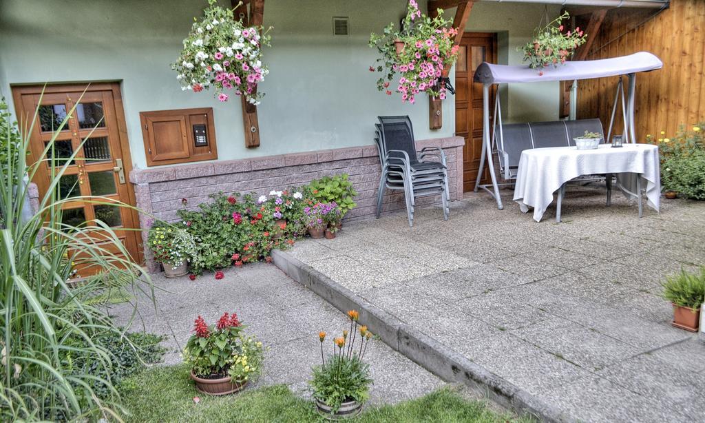 Apartman Namesti Hostinne Exterior photo