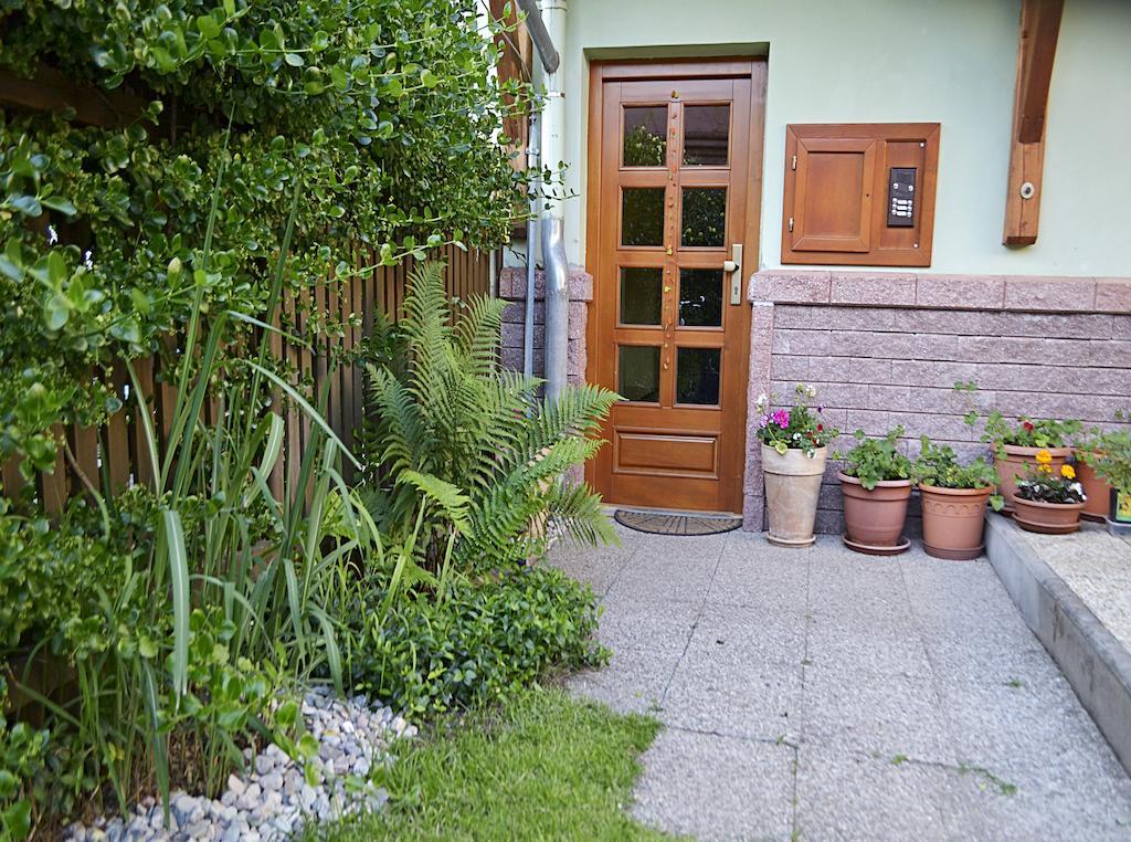 Apartman Namesti Hostinne Exterior photo