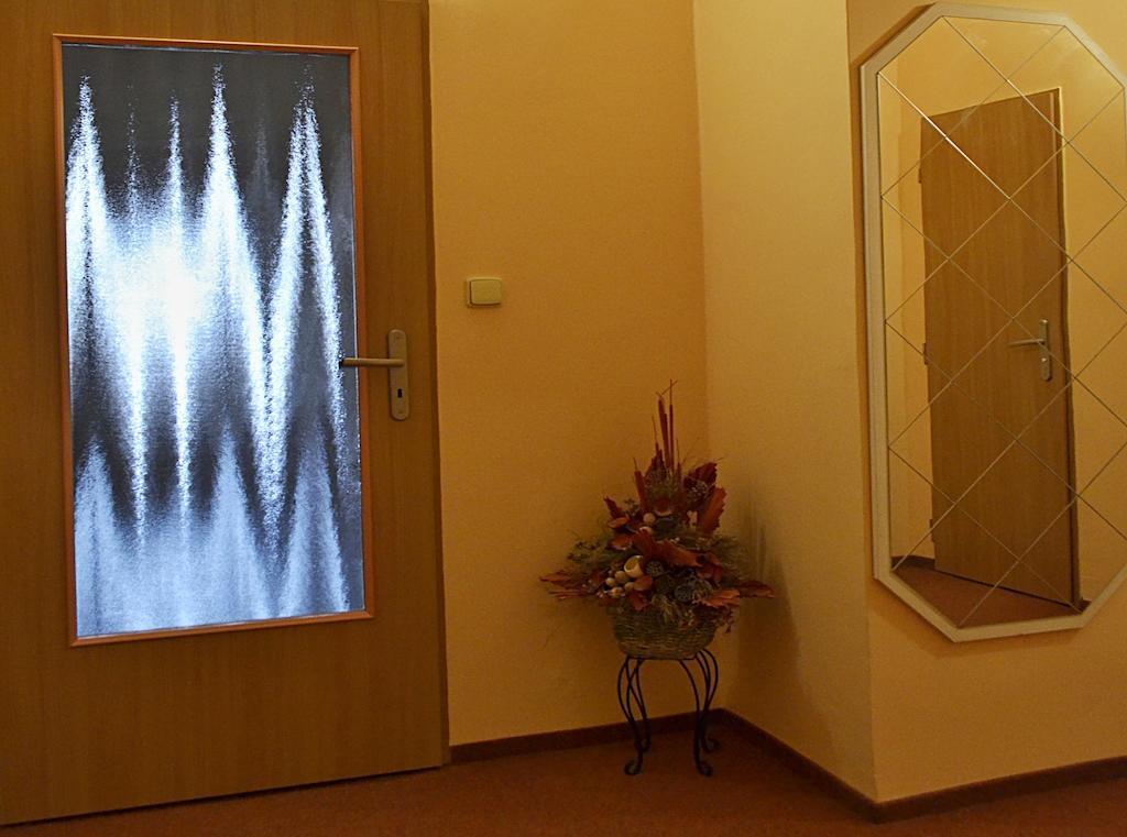 Apartman Namesti Hostinne Exterior photo